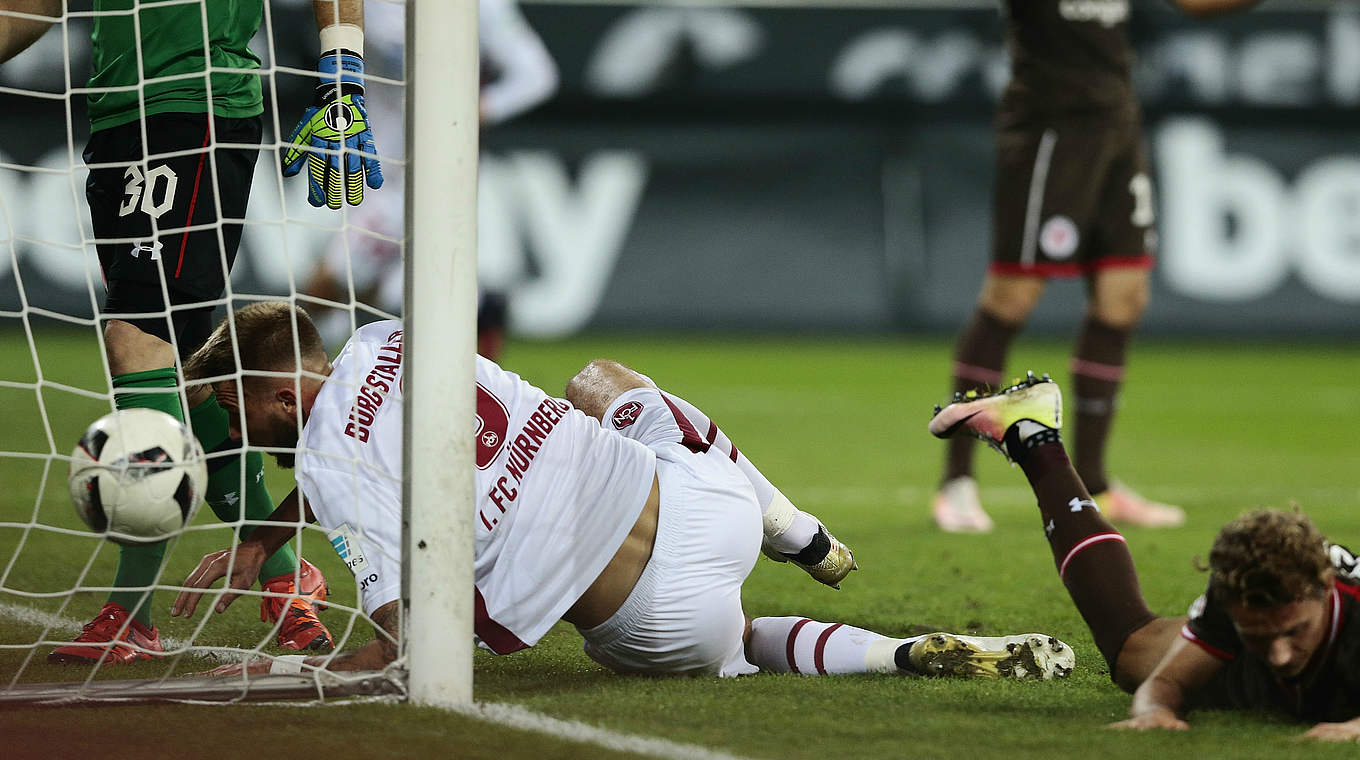 Packendes Flutlicht-Duell: Nürnbergs Burgstaller drückt den Ball zum 1:1 über die Linie © 2016 Getty Images