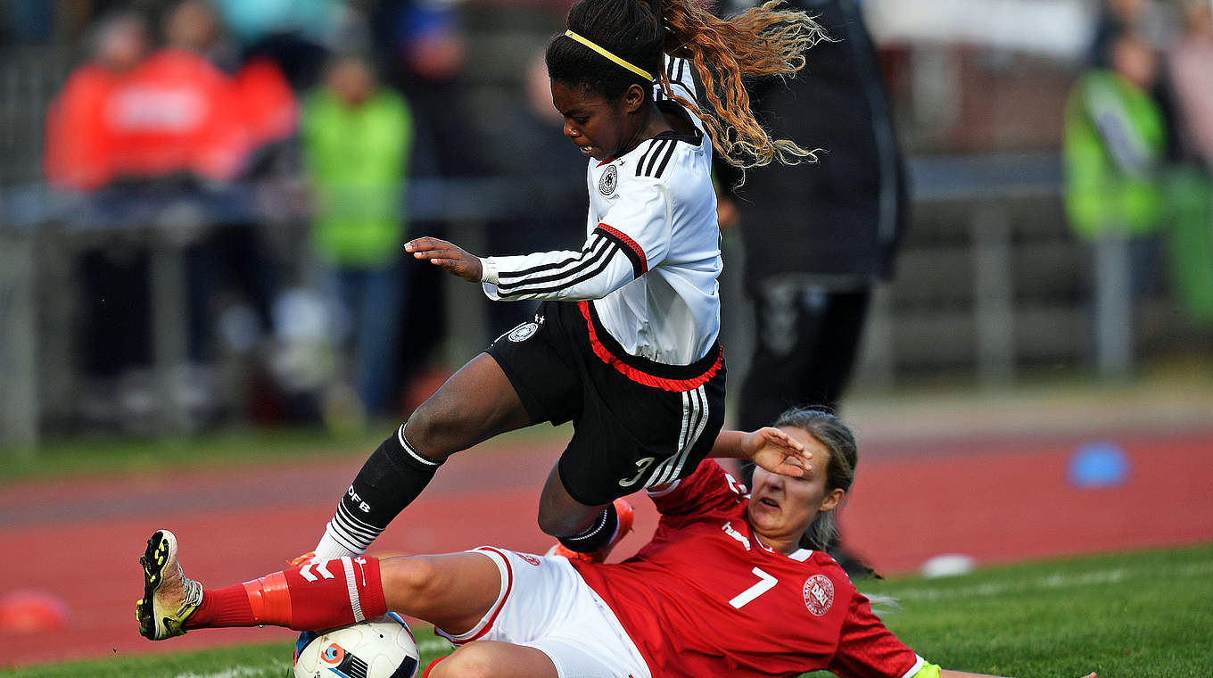 Stark in der Vorwärtsbewegung: die U 16 mit Sarah Müller (l.) © 2016 Getty Images