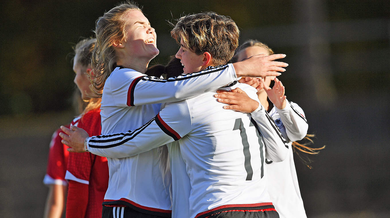 Bringt die U 16-Auswahl in der achten Minute in Führung: Corinna Statz (r.) © 2016 Getty Images