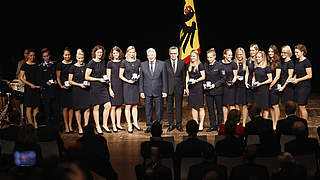 Gruppenbild mit Bundespräsident und Innenminister: die Frauen-Nationalmannschaft © 2016 Getty Images