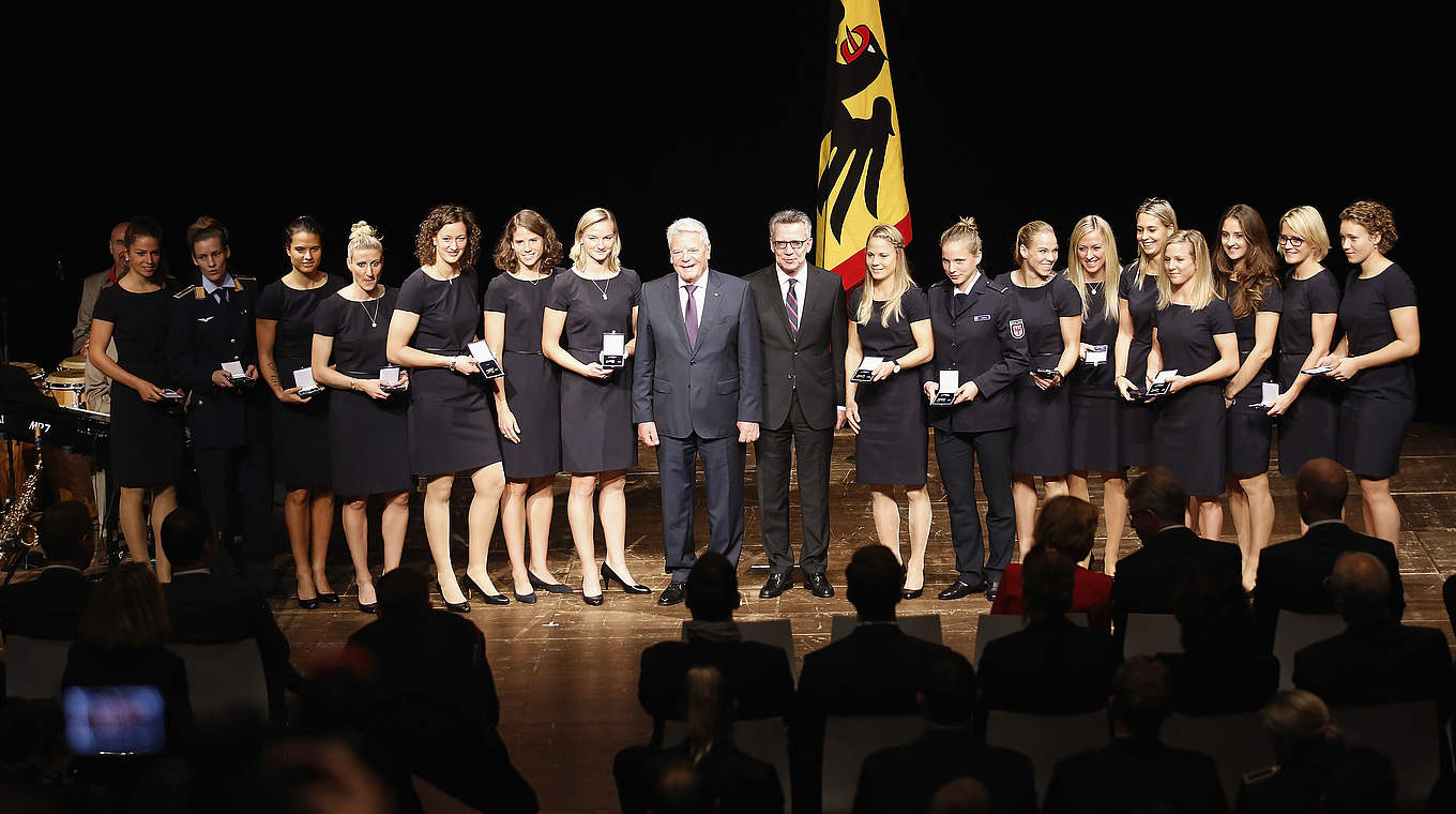 Gruppenbild mit Bundespräsident und Innenminister: die Frauen-Nationalmannschaft © 2016 Getty Images