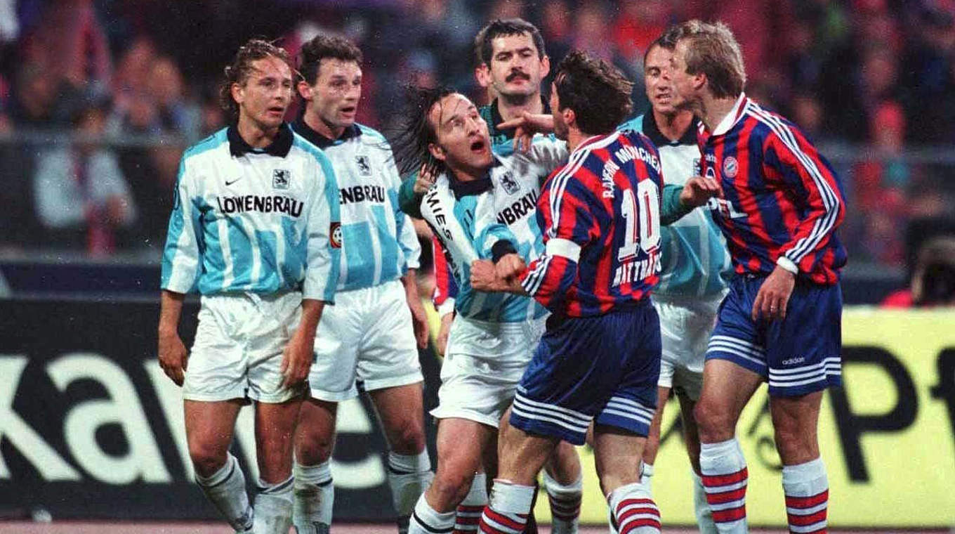 Umkämpftes Münchner Derby 1996: Lothar Matthäus (10) legt sich mit Jens Jeremies an © Bongarts