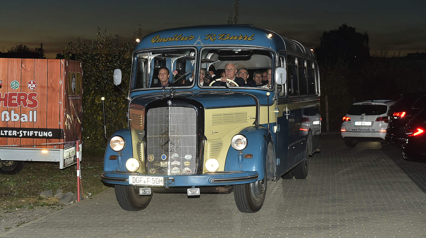 Mit dem 54er- Weltmeister-Bus zur Gala: der "Wanderfreund" von Mercedes-Benz © Foto Seydel