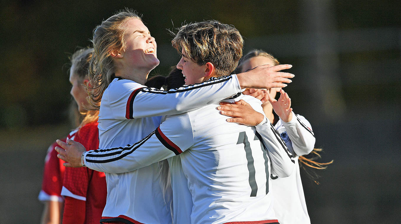 Bringt die U 16-Auswahl in der achten Minute in Führung: Corinna Statz (r.) © 2016 Getty Images