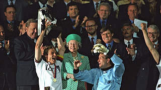 Klinsmann (l.) stemmt als Kapitän den EM-Pokal in die Höhe (1996). © Getty Images