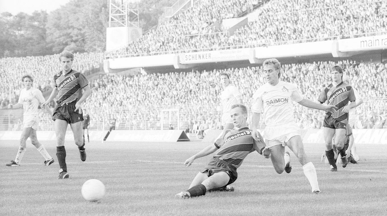 Littbarski (2.v.r.) 1987 im Duell mit Kraaz. Den Elfmeter annulliert Charly Körbel © imago sportfotodienst