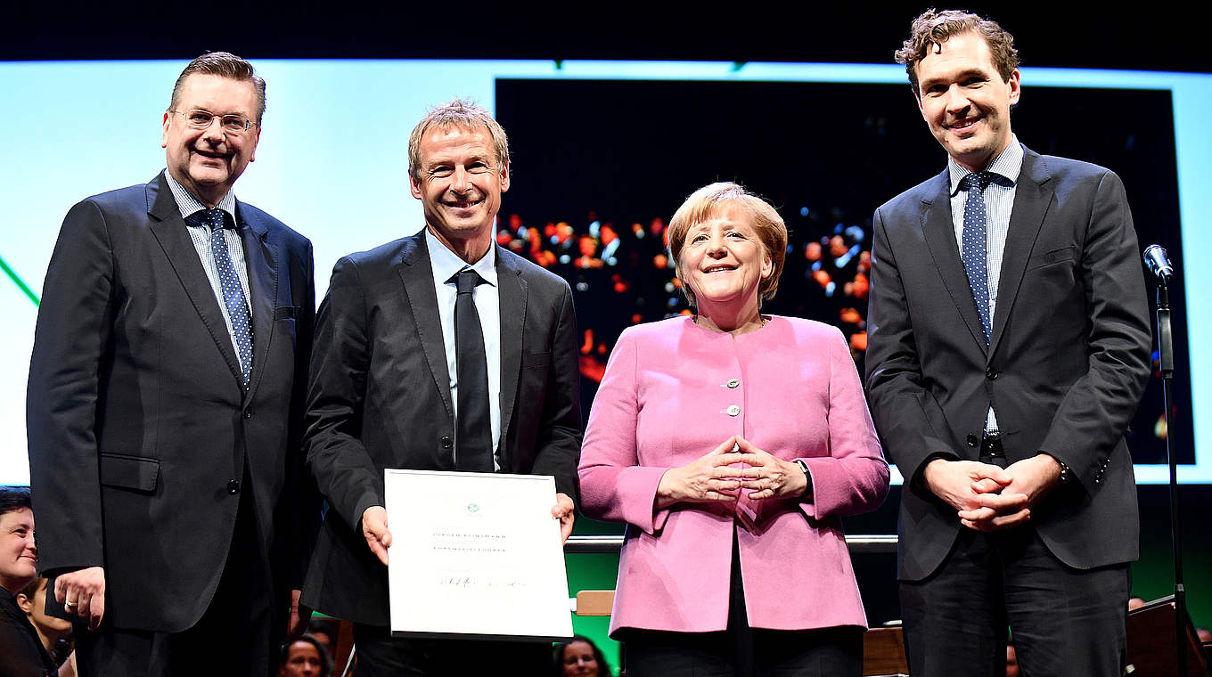 Ehrung zum DFB-Ehrenspielführer: Jürgen Klinsmann (2.v.l.) © 2016 Getty Images