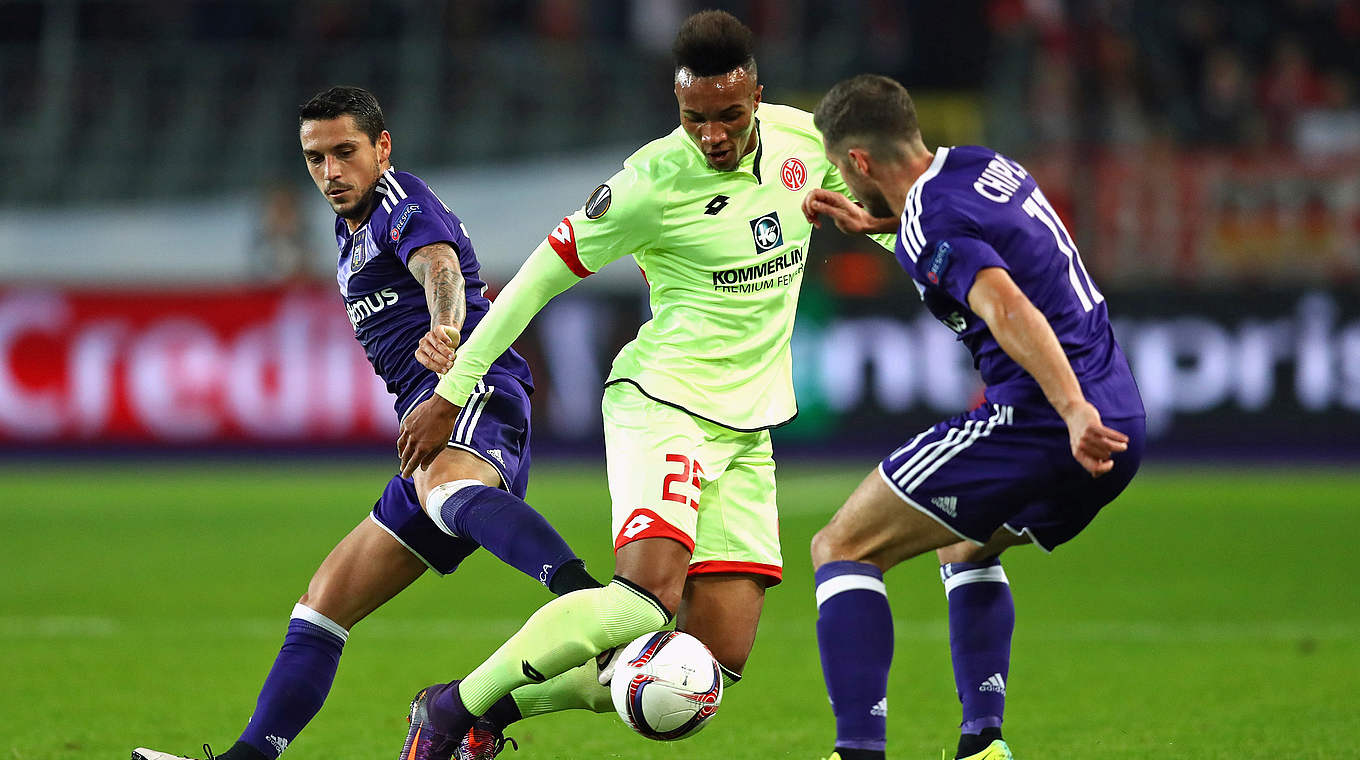 Jean-Philippe Gbamin fends off two Anderlecht players.  © 2016 Getty Images