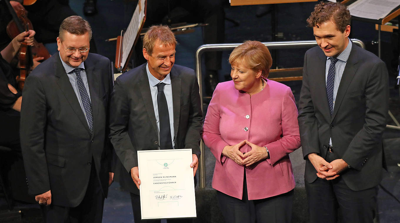 Zum fünften Ehrenspielführer des DFB ernannt: Jürgen Klinsmann (2.v.l.) © 2016 Getty Images