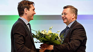 Grindel weiter DFB-Präsident: Generalsekretär Curtius (l.) gratuliert © 2016 Getty Images