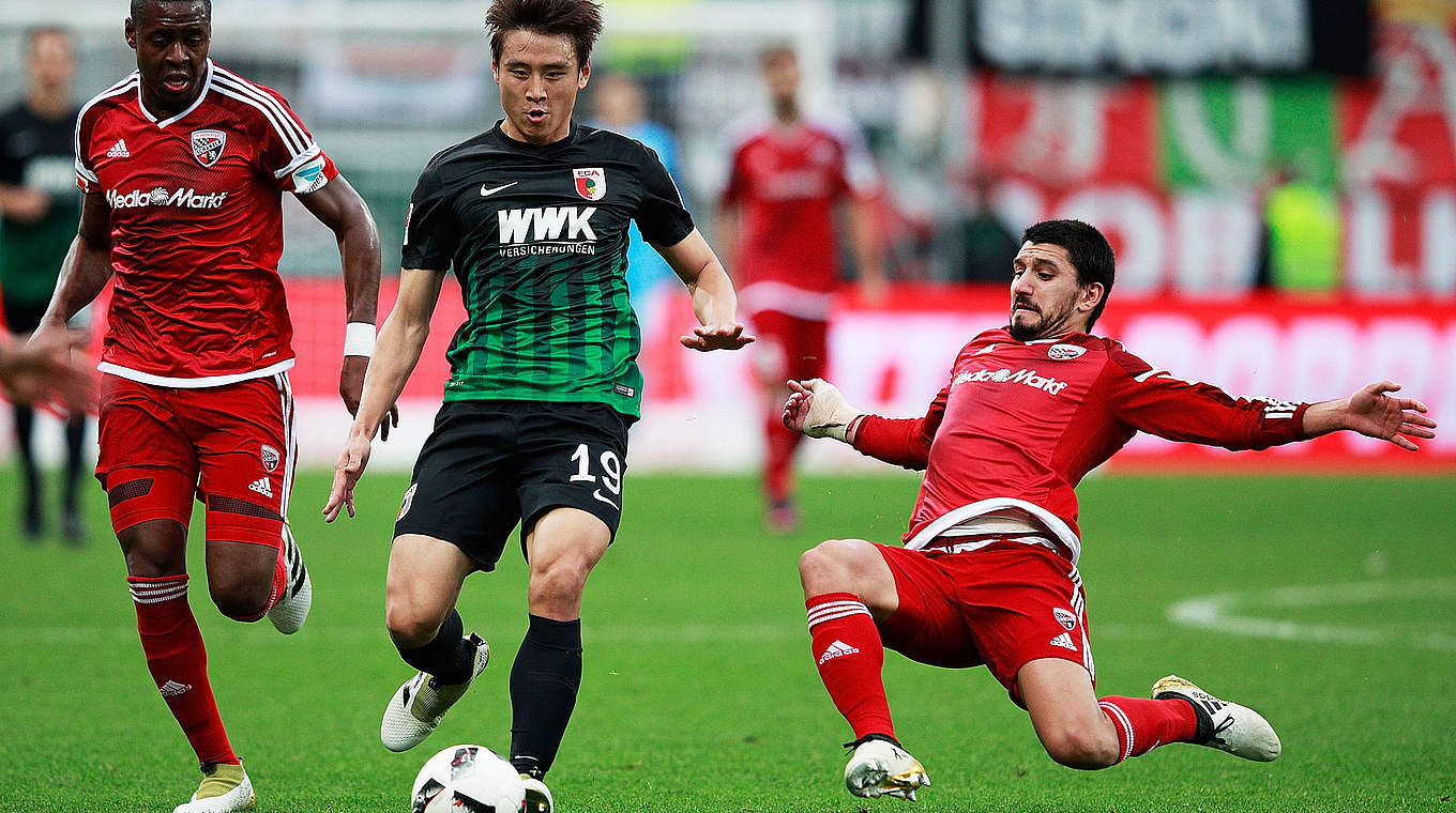 Zehntes Spiel ohne Sieg: Ingolstadt verliert auch das Derby gegen Augsburg © 2016 Getty Images