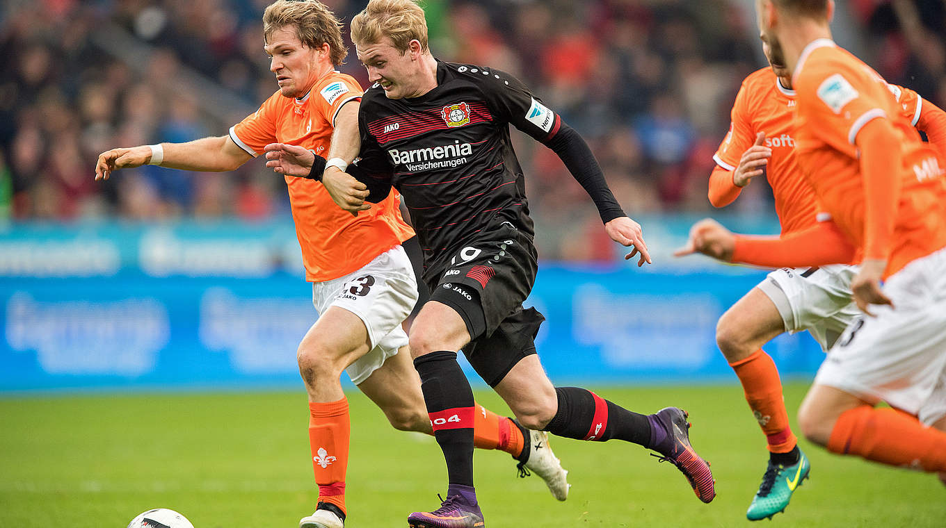 Bringt Bayer mit dem 2:1 auf die Siegerstraße: Nationalspieler Julian Brandt (M.) © 2016 Getty Images