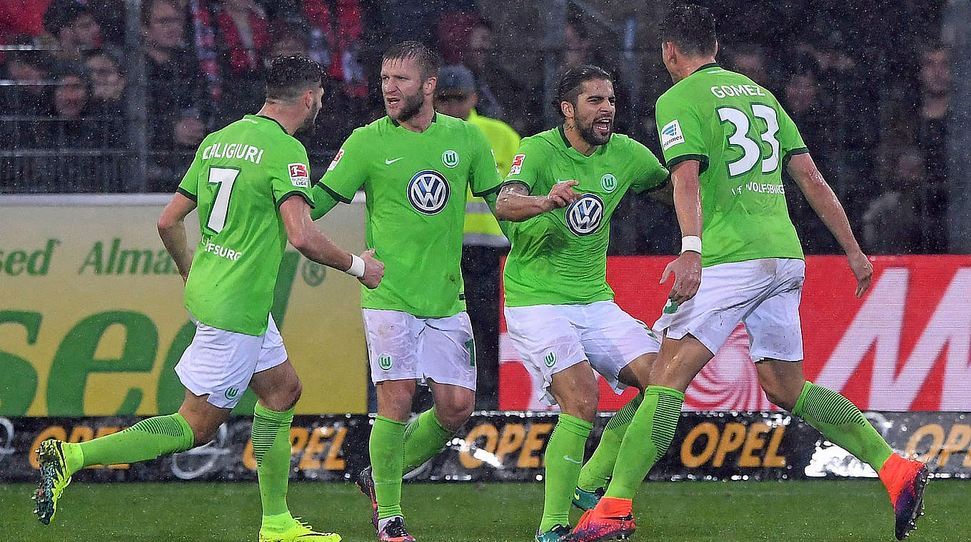 Doppelpack beim Wolfsburger Auswärtsieg in Freiburg: Jubel um Mario Gomez (r.) © 2016 Getty Images