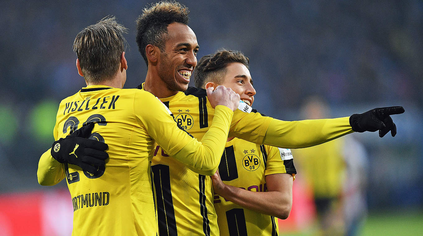 Viererpack für den BVB: Pierre-Emerick Aubameyang (M.) ist in Hamburg in Torlaune © 2016 Getty Images