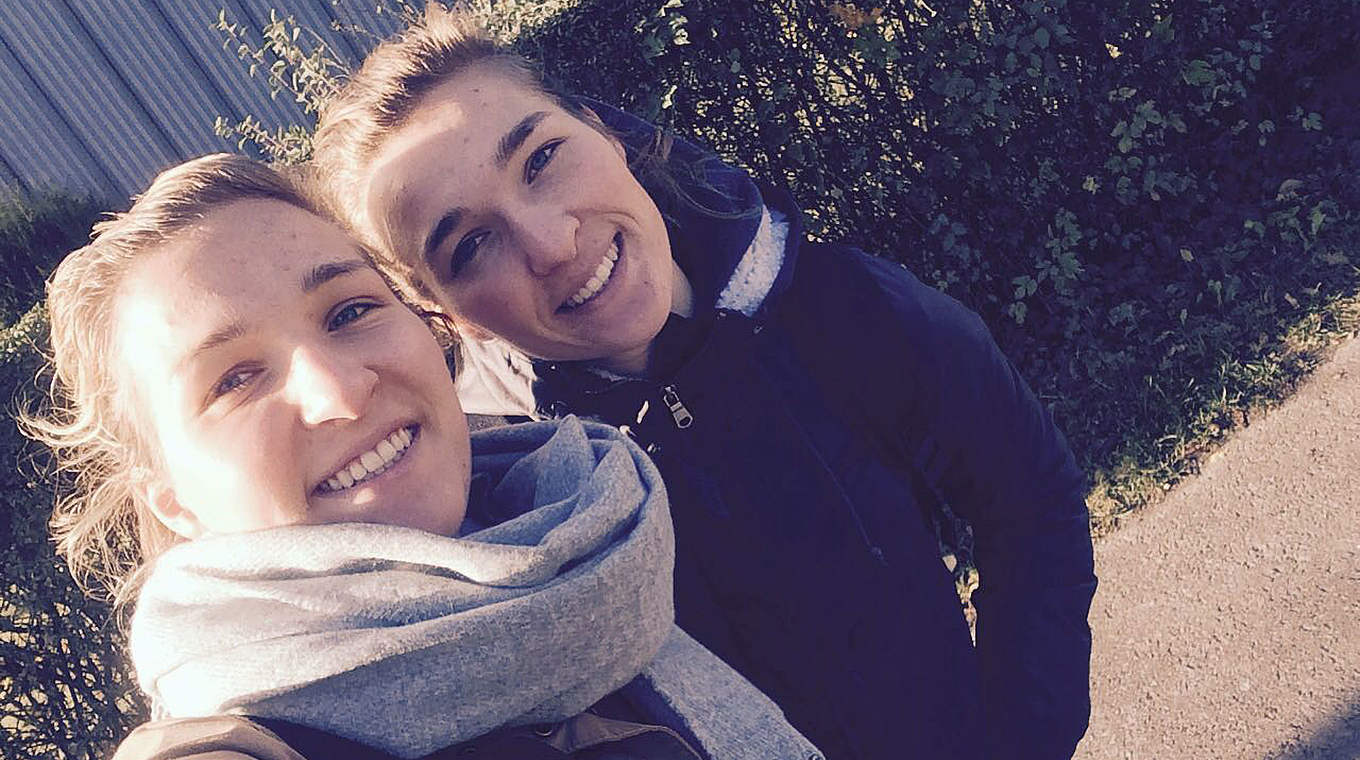 "Wir sind auch ganz normale Mannschaftskolleginnen": Dina (l.) und Katja Orschmann © DFB