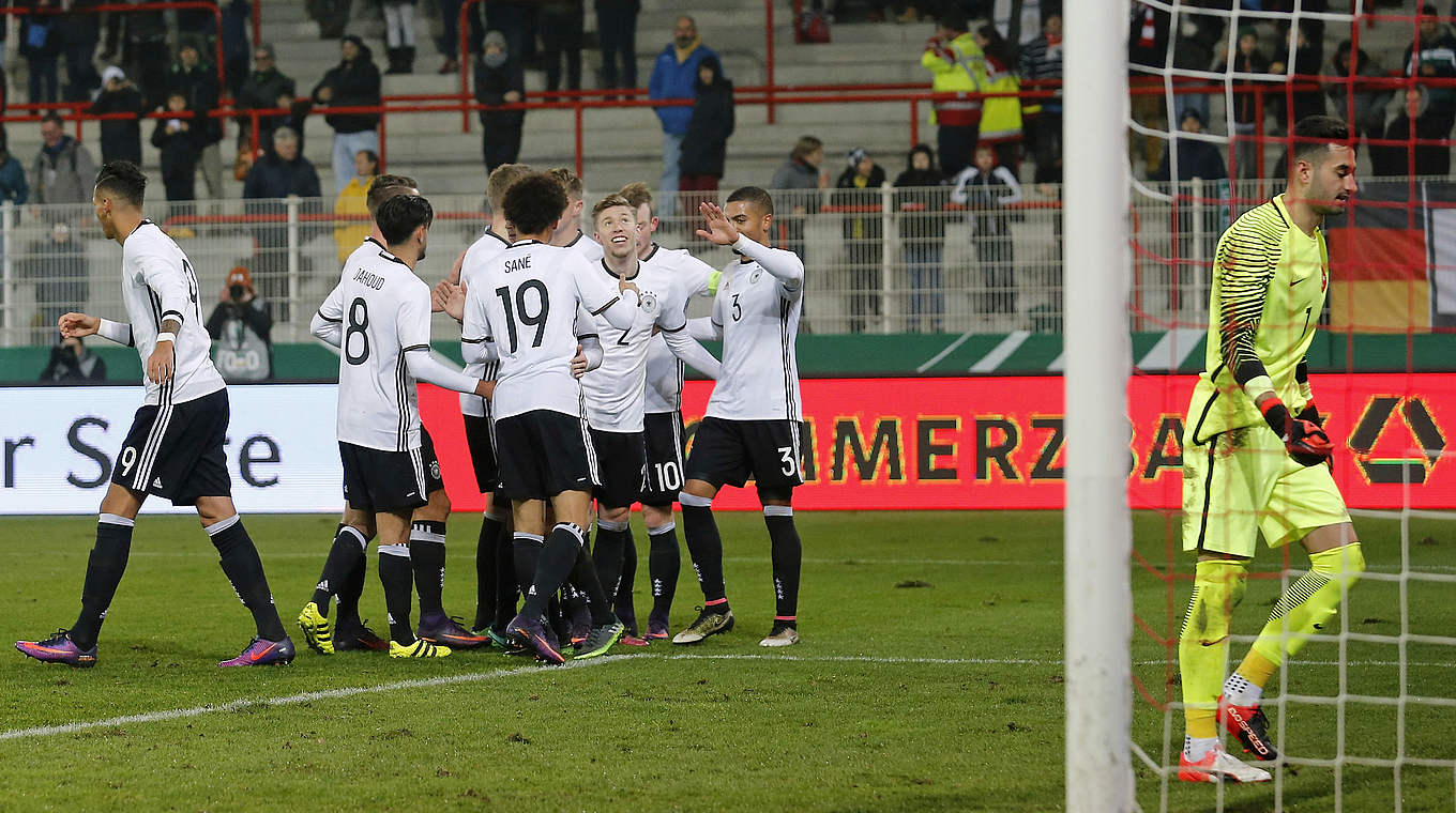 Der 13. Sieg in Serie: Die U 21 bezwingt in Berlin die Türkei 1:0 und hat Grund zu jubeln © 2016 Getty Images