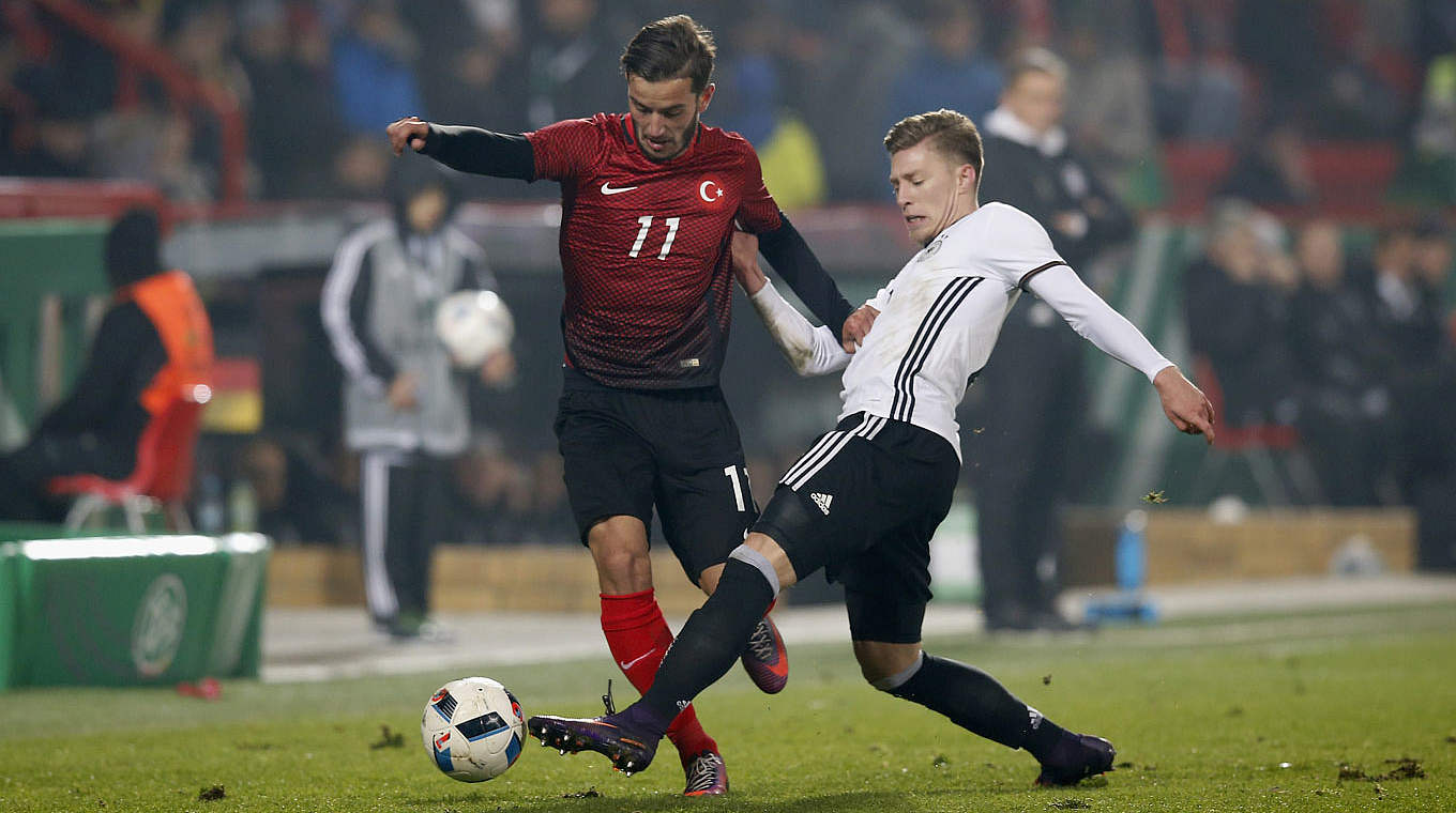 Hertha BSC's battles hard at the Alten Försterei in Berlin  © 2016 Getty Images