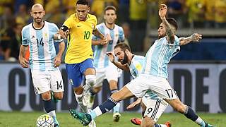 Brasilien und Superstar Neymar (2.v.l.) besiegen Argentinien. © 2016 Getty Images