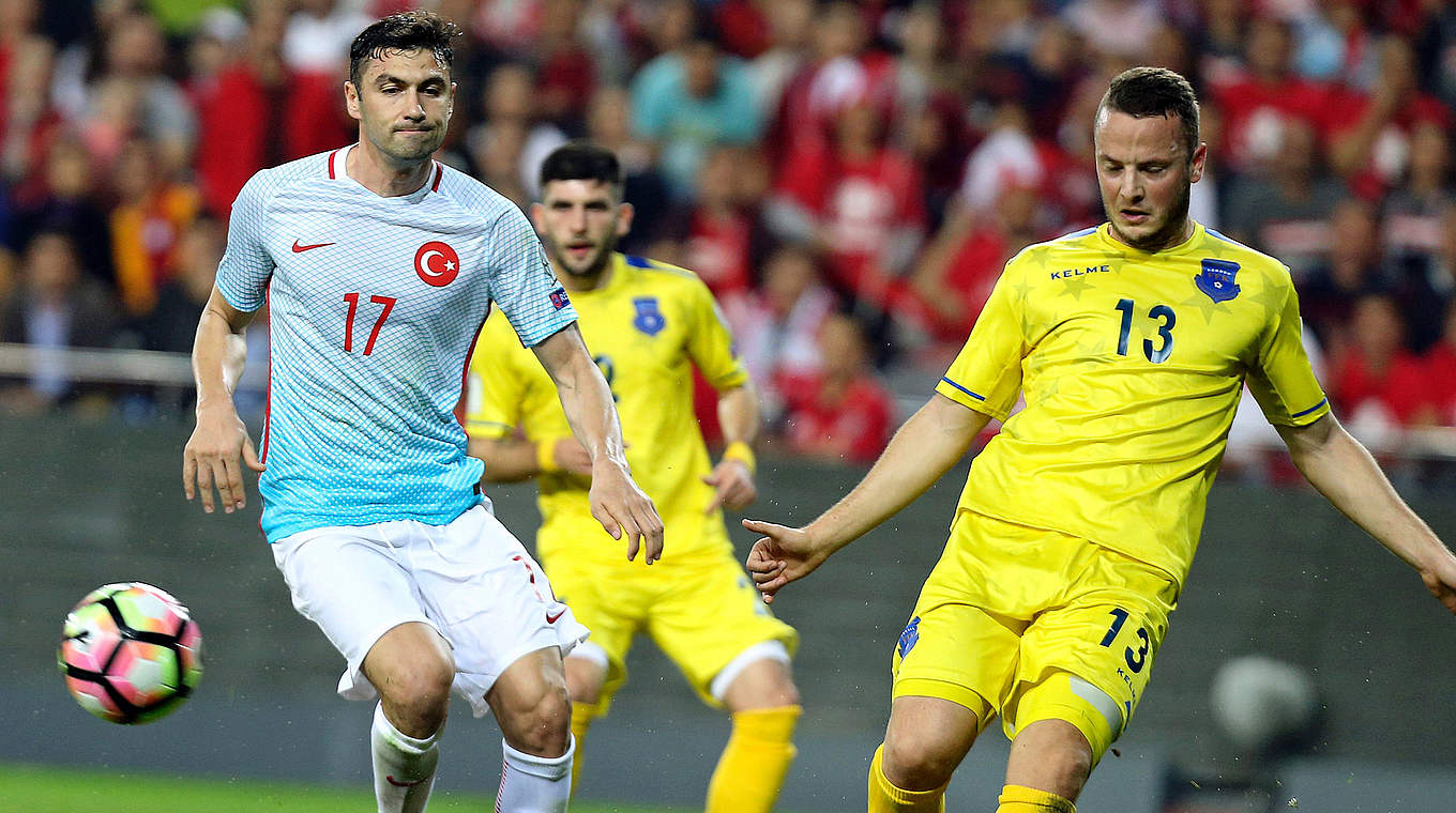 Zäher Sieg: Burak Yilmaz (l.) trifft beim 2:0 der Türken gegen Kosovo © 2016 Getty Images