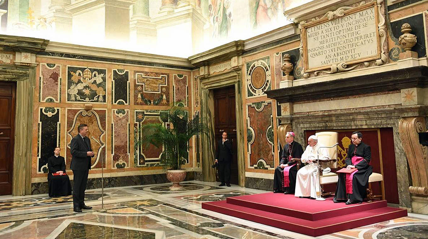 DFB-Präsident Grindel spricht vor Papst Franziskus: "Empfinden es als eine große Ehre" © GES-Sportfoto