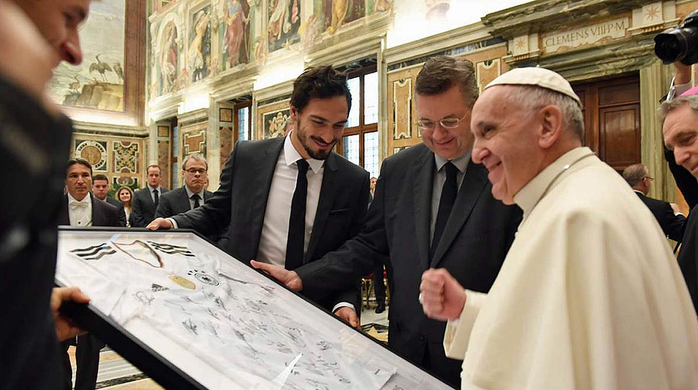 Ein signiertes Trikot für den Papst: Grindel (2.v.r.) und Hummels (3.v.r.) mit Franziskus © GES-Sportfoto