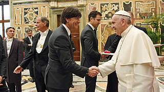 Durfte Papst Franziskus die Hand reichen: Bundestrainer Löw © GES-Sportfoto
