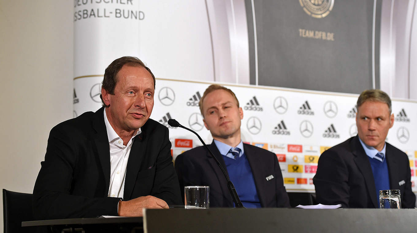 "Man muss erst ein Gefühl für die Szenen entwickeln": Krug mit Brud und van Basten (v.l.) © 2016 Getty Images