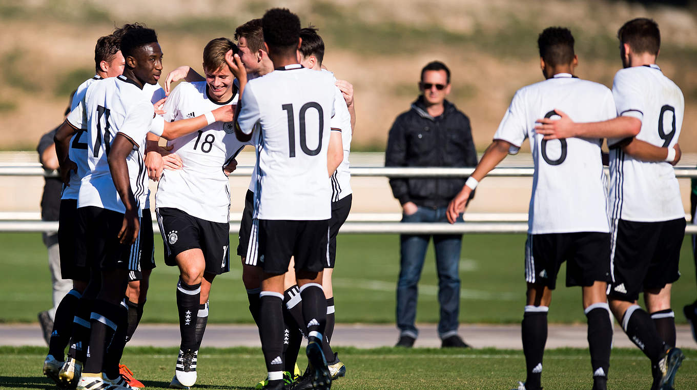 Torben Müsel celebrates his goal with his teammates  © 2016 Getty Images