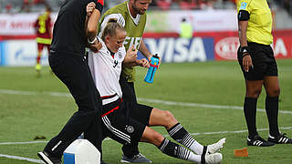 Erst getroffen, dann verletzt ausgewechselt: Lea Schüller zum WM-Start gegen Venezuela © 2016 FIFA