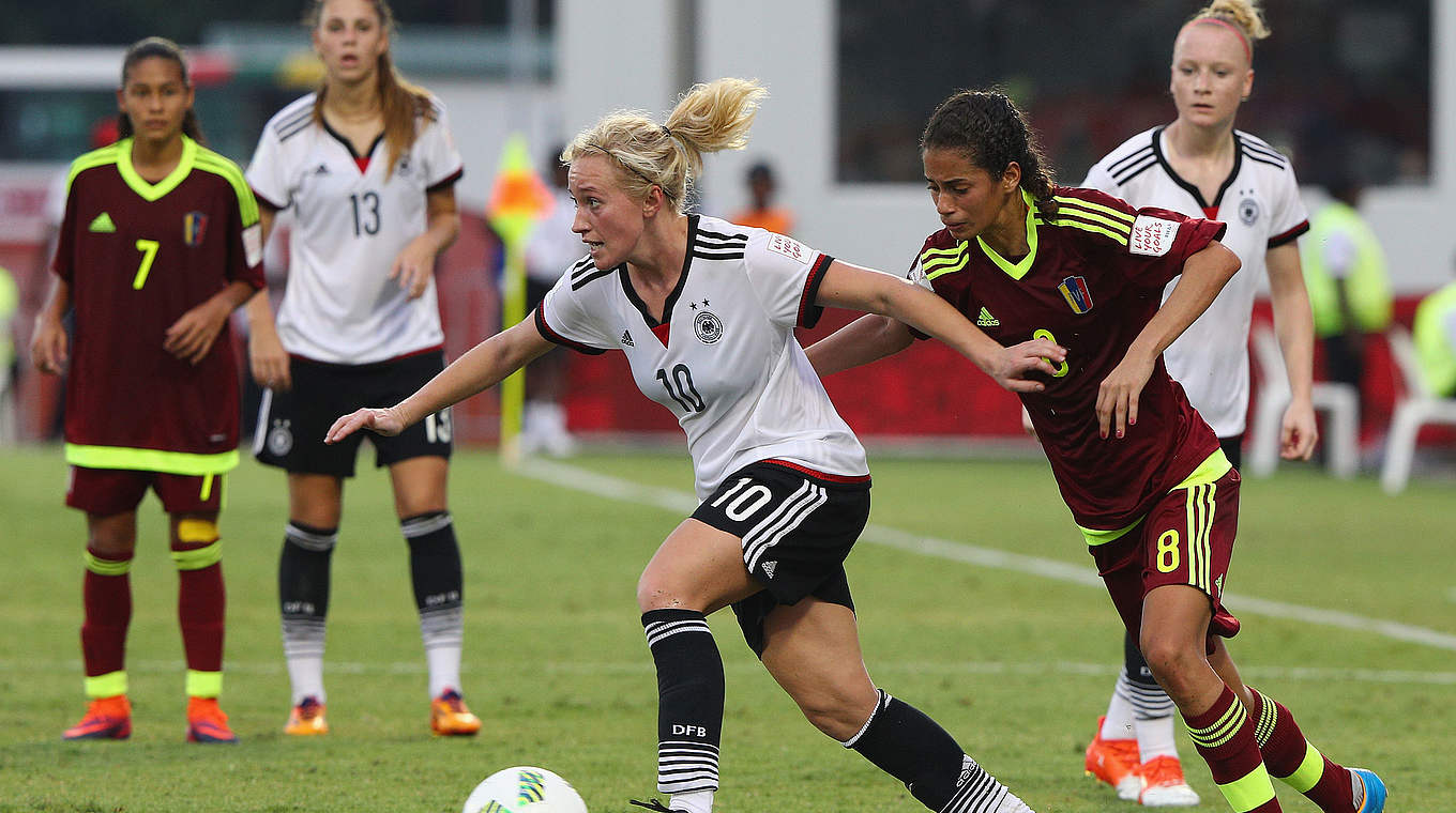 Madeline Gier (v.) vor dem WM-Spiel gegen Mexiko: "Wir wollen uns weiter steigern" © 2016 FIFA