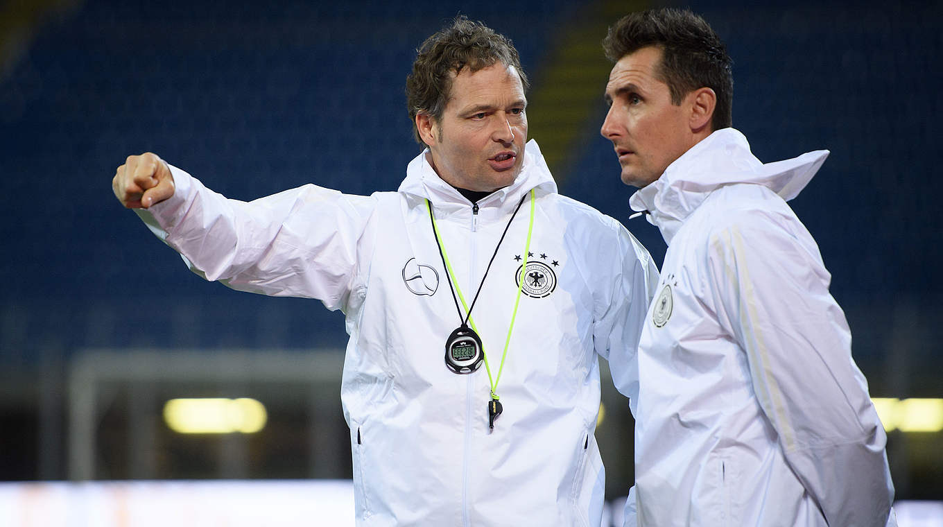 Unterstützen Bundestrainer Löw: Trainee Miro Klose (r.) und Assistenzcoach Marcus Sorg © GES/Marvin Ibo GŸngšr