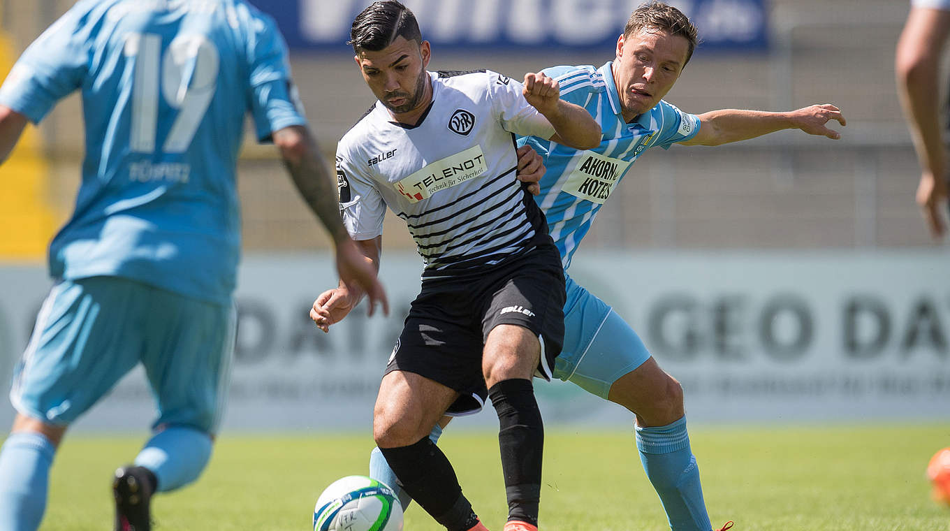 Nimmt wieder am Mannschaftstraining des VfR Aalen teil: Oguzhan Kefkir (2.v.l.) © 2016 Getty Images