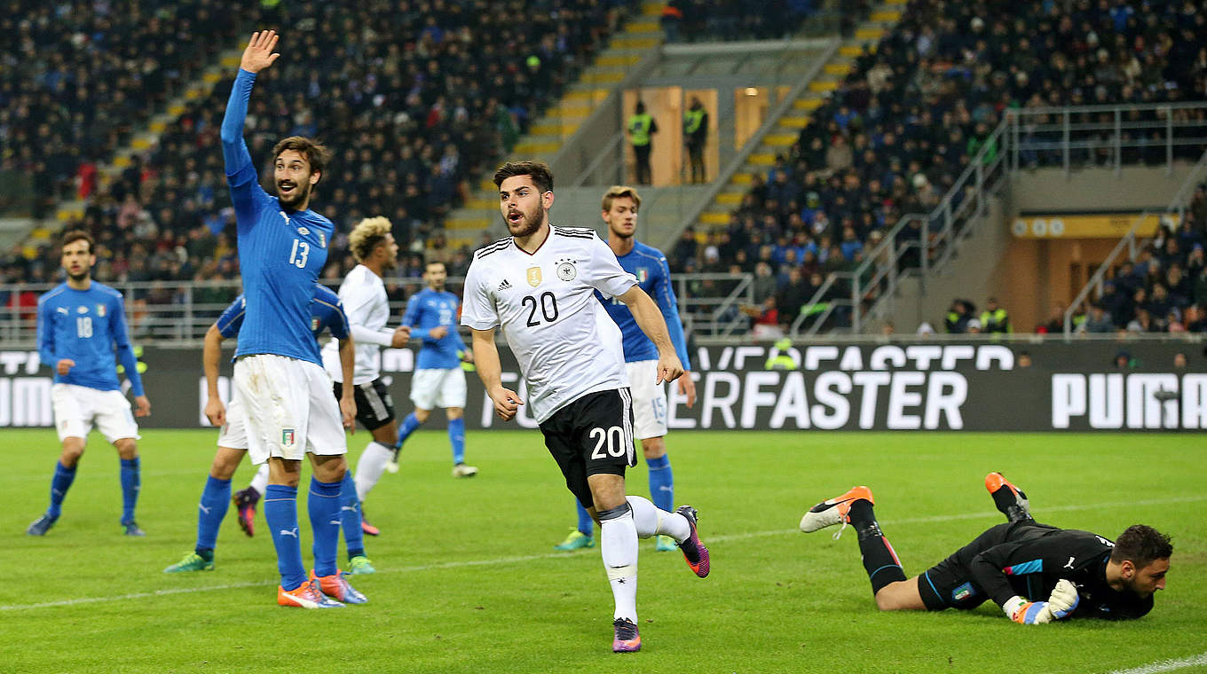 "Video-Schiedsrichter hat die Entscheidung sofort bestätigt": Volland erzielt Abseitstor © imago/Jan Huebner