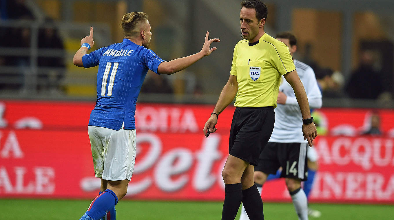 Dreimal unsichtbare Hilfe vom "Video Assistant Referee": Schiedsrichter Soares Dias (r.) © 2016 Getty Images