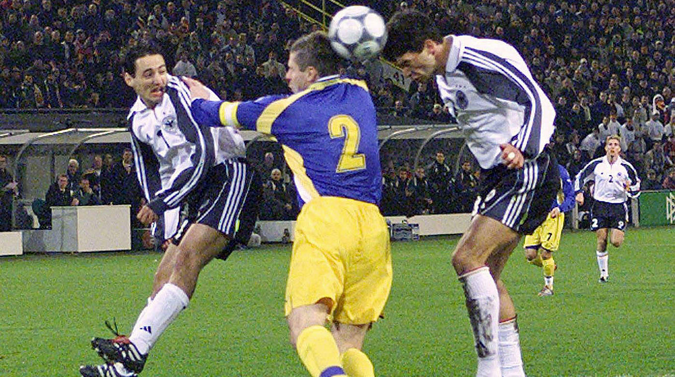 Auftakt für eine rauschende Nacht: Ballack (r.) köpft 2001 das 1:0 gegen die Ukraine © Bongarts