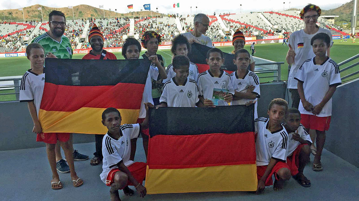 Besuch beim zweiten Gruppenspiel der deutschen U 20: Kinder vom Projekt "Shape life" © DFB