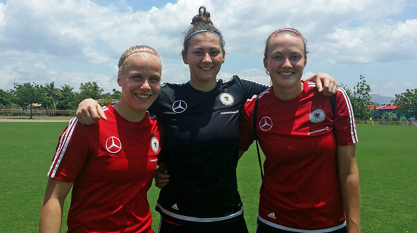 "Bremer Gang" bei der U 20: Pia-Sophie Wolter, Lena Pauels und Stefanie Sanders (v.l.) © DFB