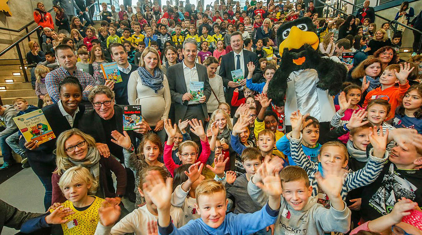 Begeistert die Kinder: DFB-Maskottchen Paule sorgt für beste Stimmung © Deutsches Fußballmuseum