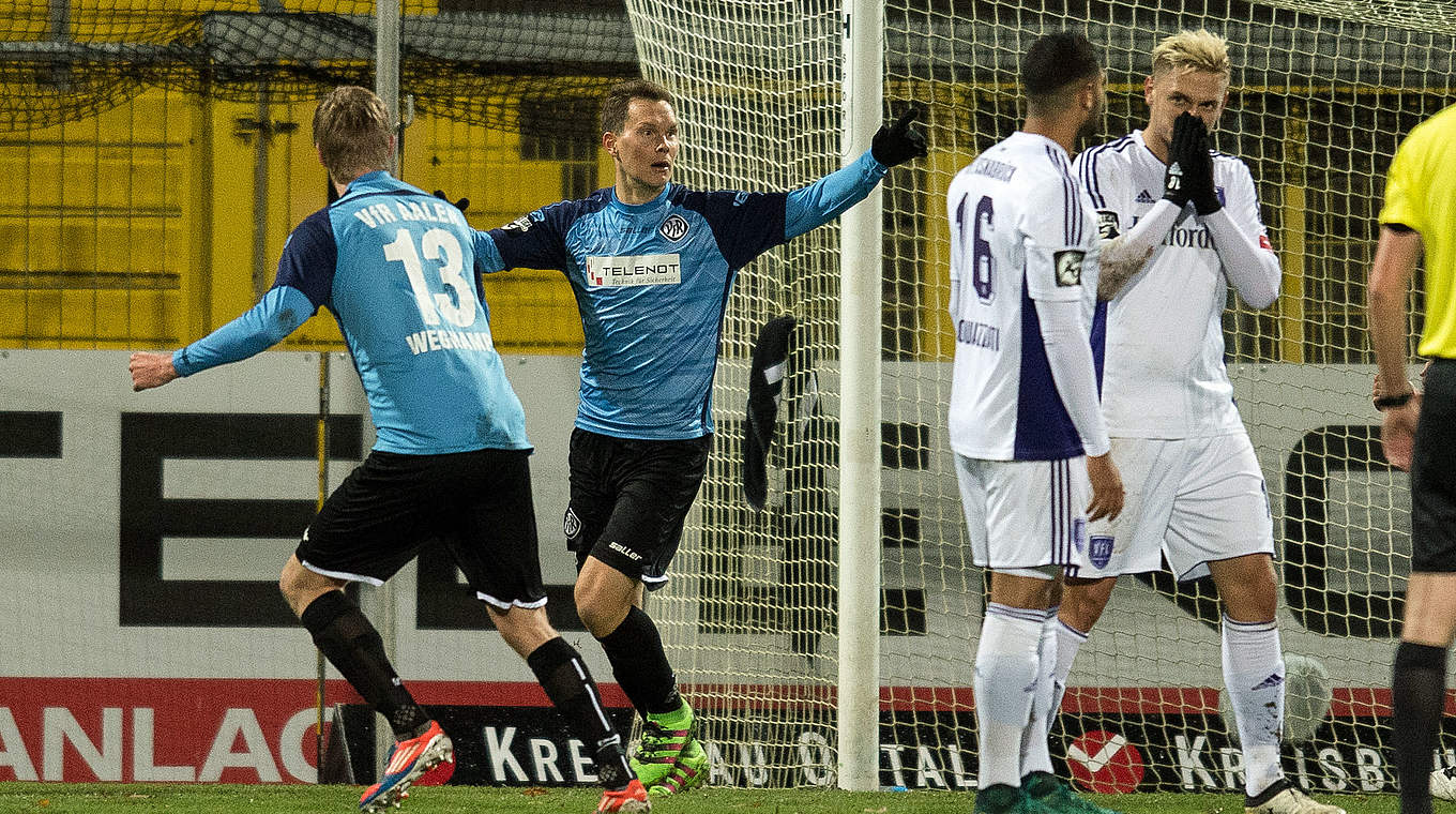 Frühe Führung für den VfR: Robert Müller (2.v.l.) köpft zum zwischenzeitlichen 1:0 ein  © 2016 Getty Images