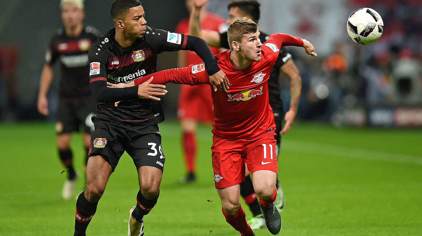 Einen Schritt schneller: Leipzigs Timo Werner im Duell mit Benjamin Henrichs © 2016 Getty Images