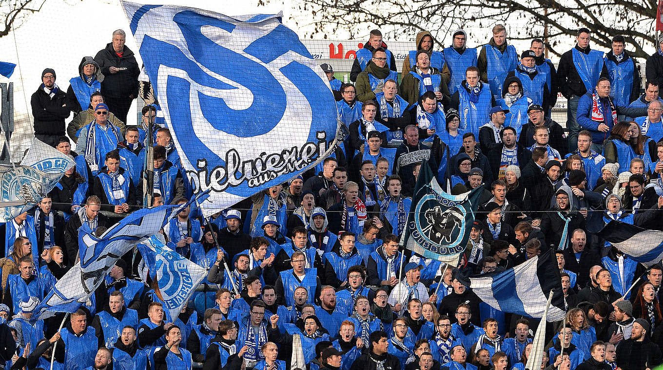 Lautstarke Unterstützung in Frankfurt: die Anhänger des Tabellenführers MSV Duisburg © 2016 Getty Images