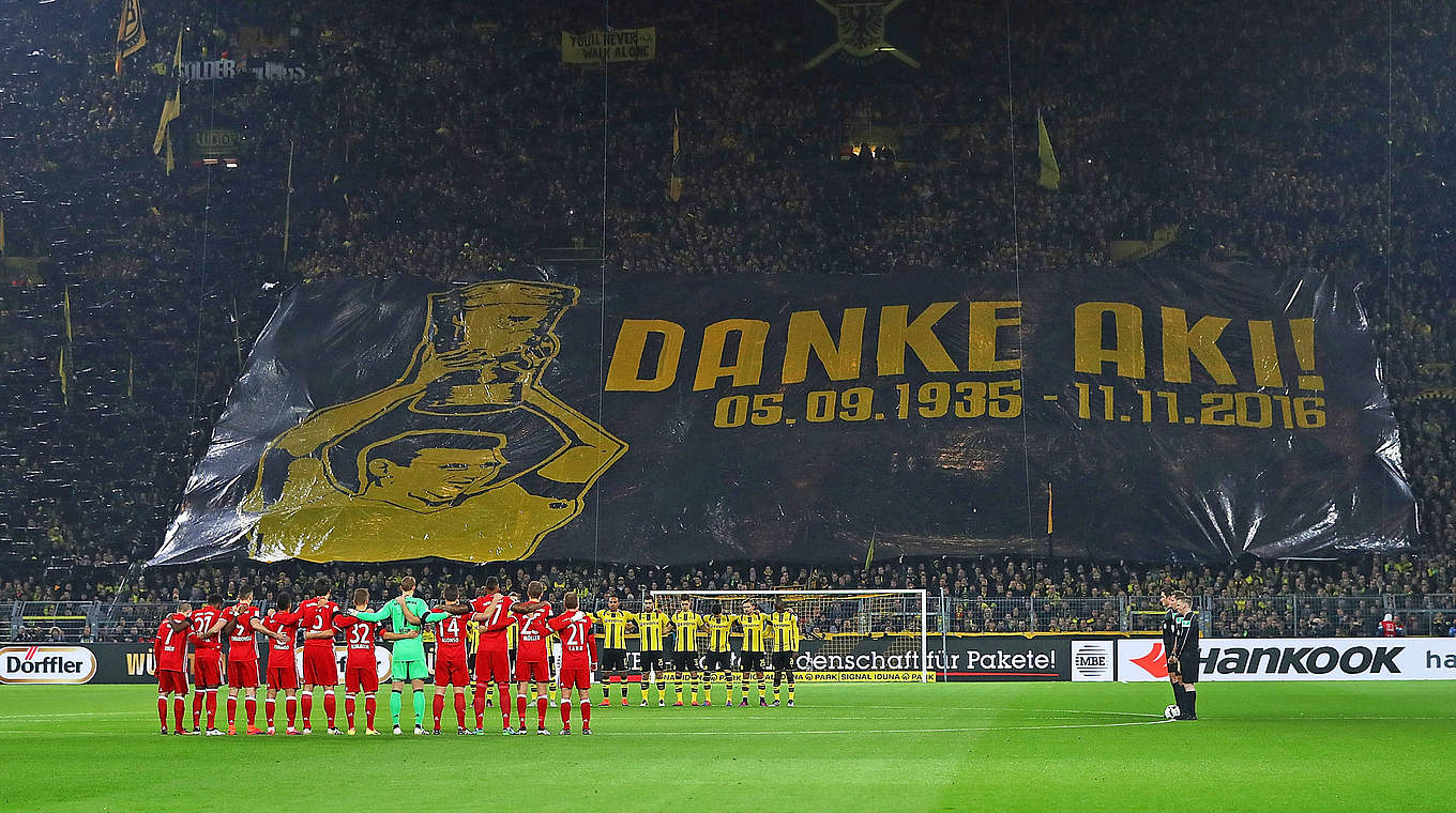 One minute silence for Aki Schmidt before kick-off © 2016 Getty Images