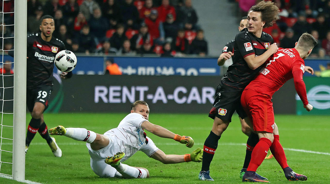 Nichts zu machen: Baumgartlinger (2.v.r.) lenkt den Ball ins eigene Tor © 2016 Getty Images