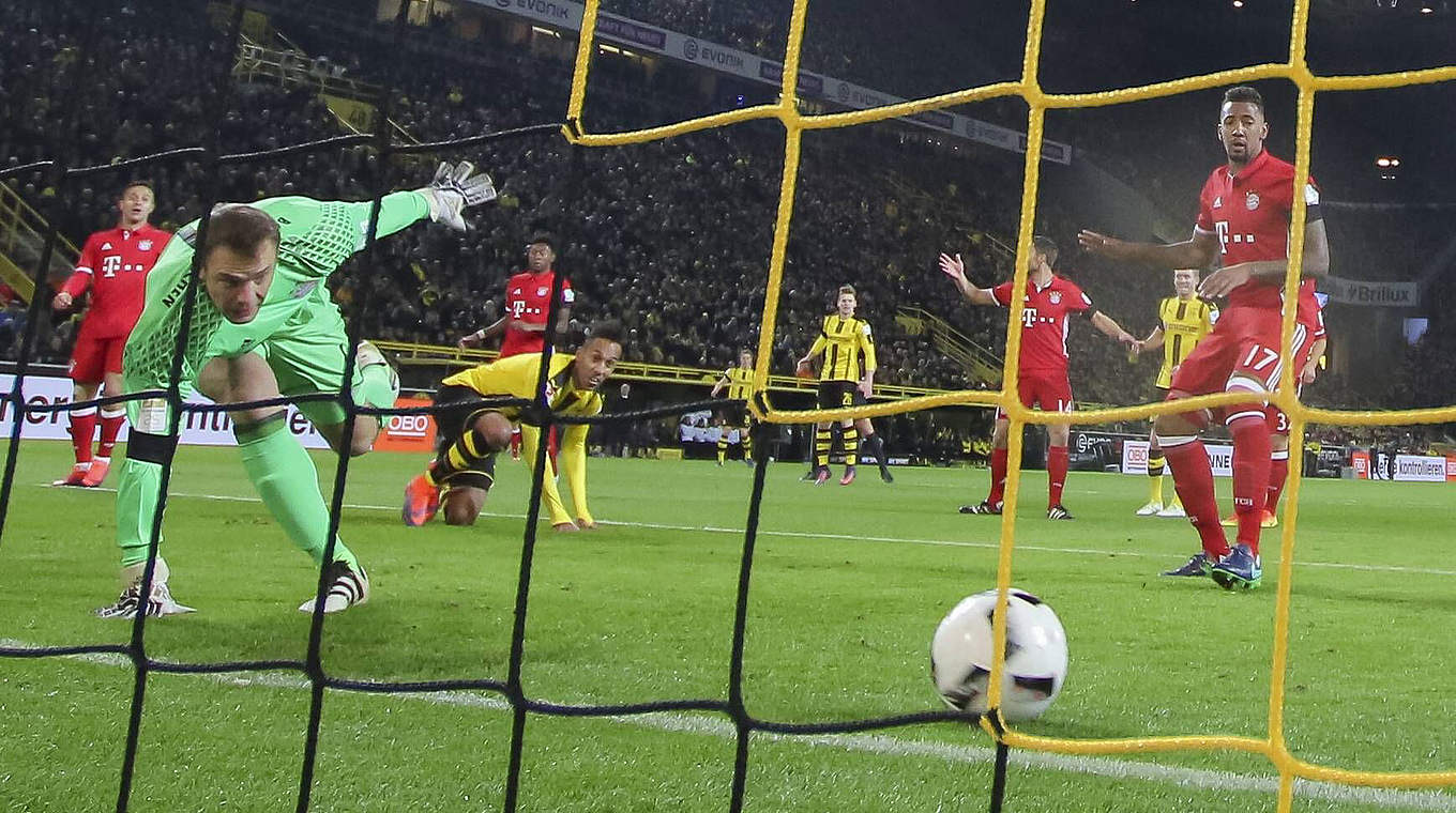 Das Siegtor: Aubameyang spitzelt den Ball an Neuer vorbei, der BVB schlägt die Bayern © imago/ActionPictures