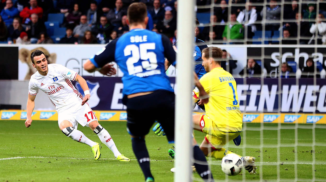 Auf dem Weg zum 1:0: Filip Kostic (l.) überwindet Oliver Baumann und Niklas Süle © 2016 Getty Images