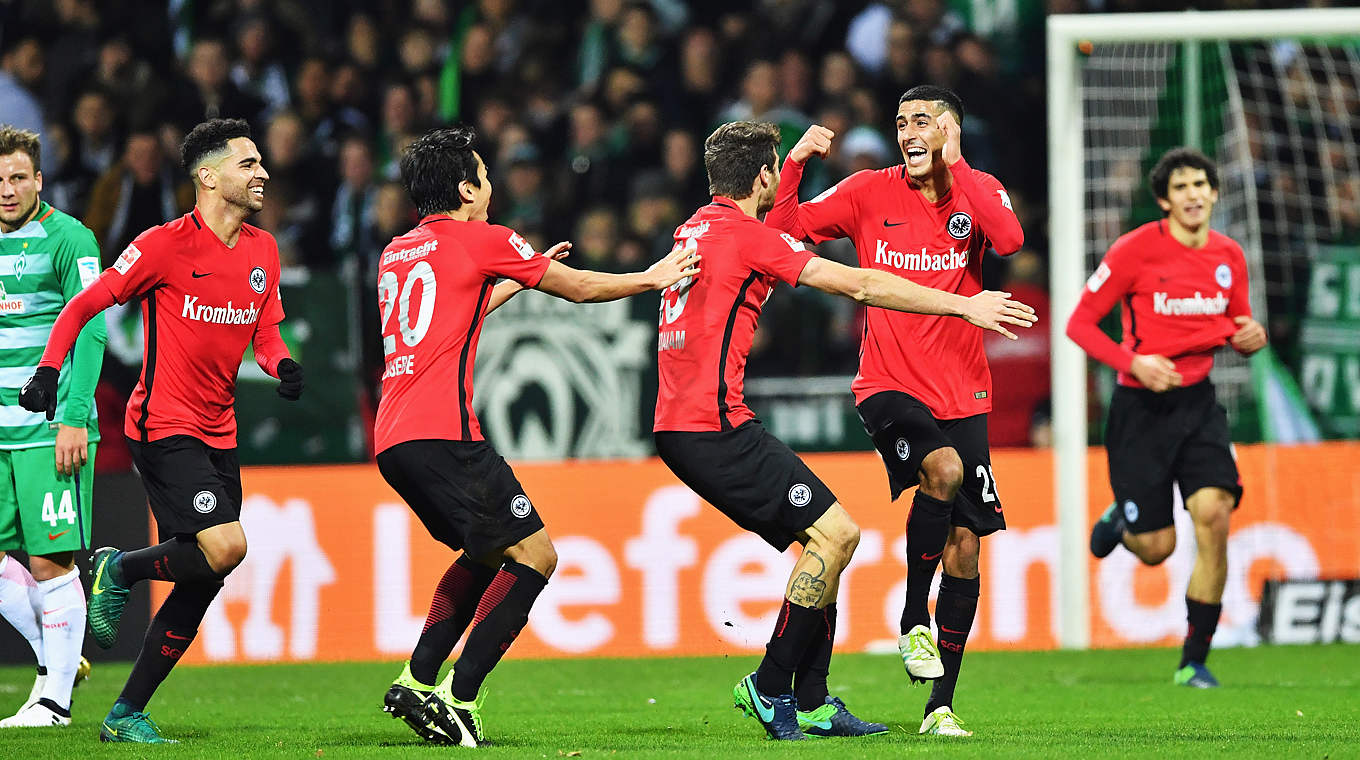 Lässt Frankfurt jubeln: Aymen Barkok (2.v.r.) ist der Held des Abends in Bremen © 2016 Getty Images