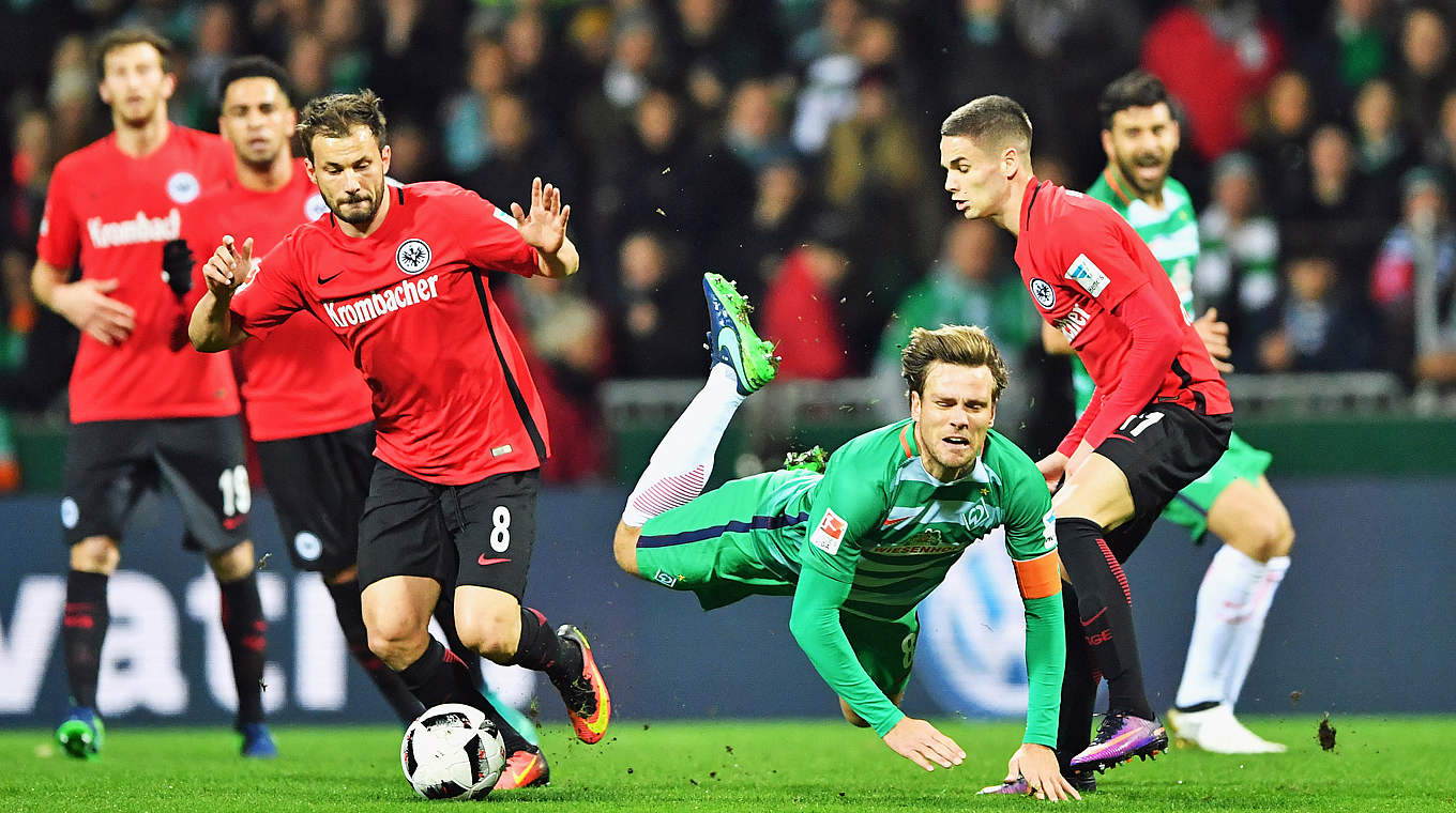 Voller Einsatz: Clemens Fritz (2.v.r.) setzt zum Flugkopfball an © 2016 Getty Images