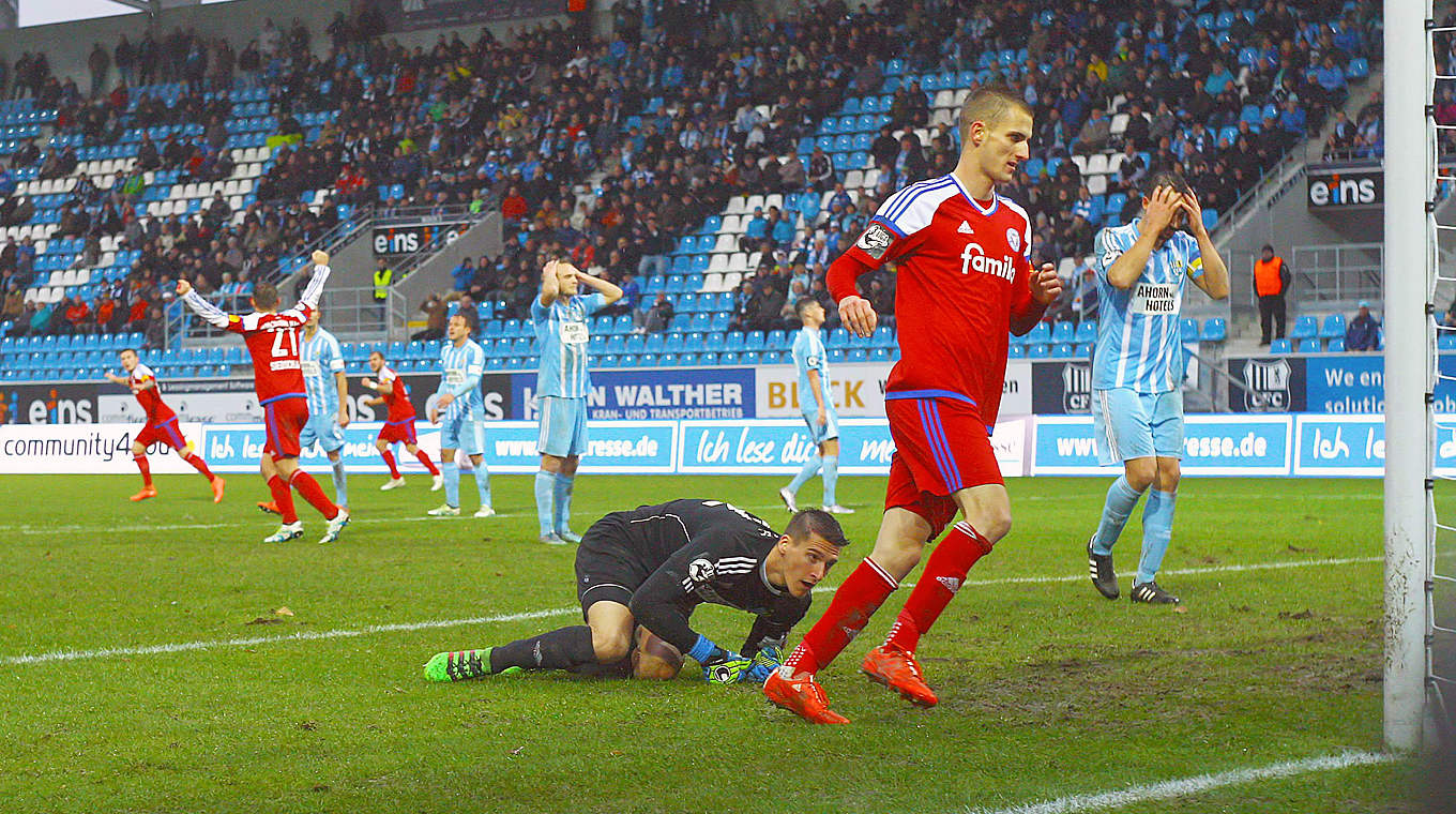 Eines der Topspiele des 15. Spieltags: Kiel holt beim 2:2 in Chemnitz einen Punkt © imago/Kruczynski