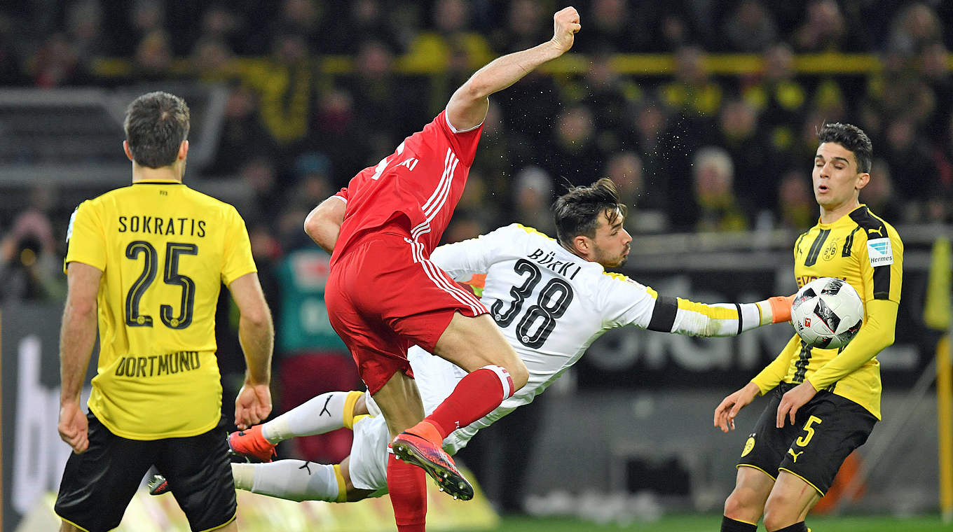Zieht sich im Spiel gegen die Bayern einen Mittelhandbruch zu: Dortmunds Roman Bürki © imago/Team 2