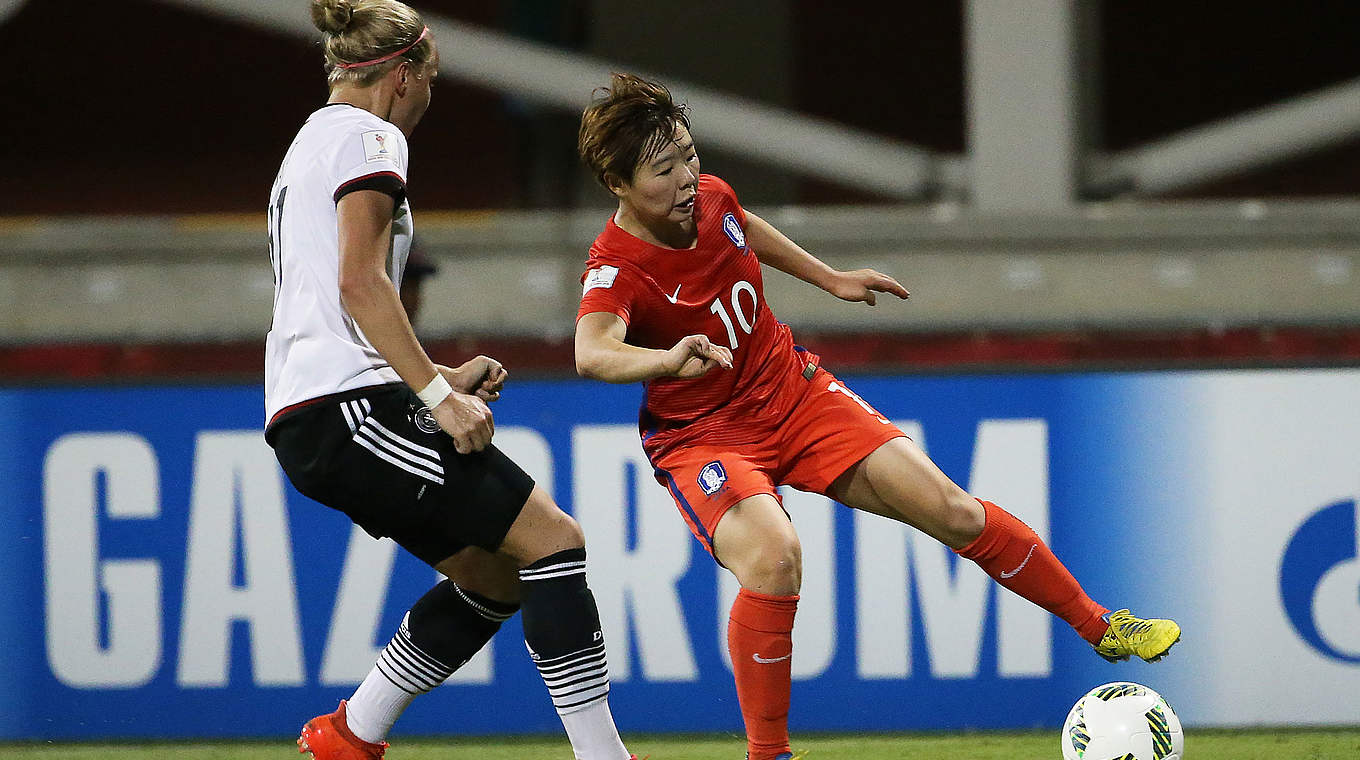 Praktisch kein Durchkommen für Südkorea: Pia-Sophie Wolter (l.) und Co. stehen sicher © 2016 FIFA